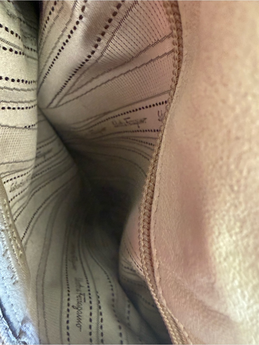 Salvatore Ferragamo Cream Leather Shoulder Bag with Ring Closure - Picture 7 of 9
